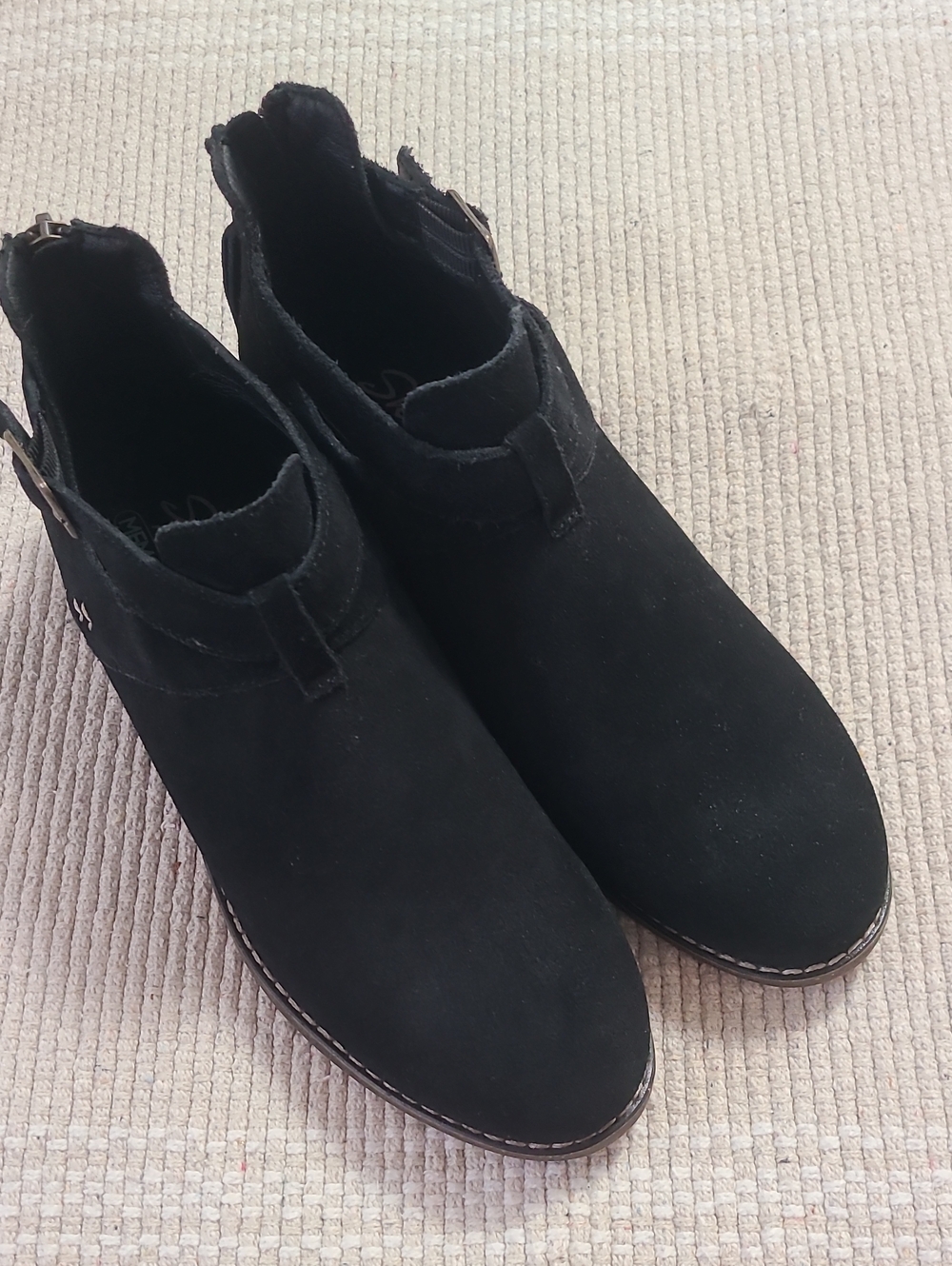 NWOT Skechers Women's Suede Leather Upper Chic Short Strap Booties Black Sz 8